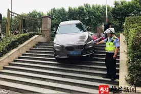 误把台阶当成停车场入口，宝马车直接冲下去图片