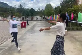 考生冲出考场拥抱班主任：感谢她押中一道默写题视频封面