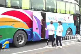 滨州：抱一下沾沾喜气 高考数学开考前考生巧遇数学老师视频封面