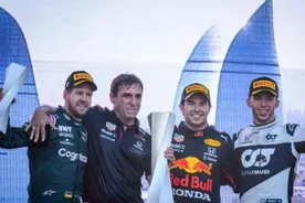 领跑者一个爆胎一个失误，佩雷兹F1阿塞拜疆站戏剧性夺冠图片