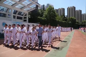 直通山东高考｜陪你最后一次跑操、最后一个晚自习 青岛这群师生为梦想加油的样子真美视频封面