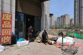 小区商铺有两家废品回收站占道经营 西安高新城管督促整顿图片