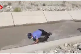 “中国新疆民警跳入水中救羊”视频被外国网友看到，有人点赞：“世界上最好的警察”图片
