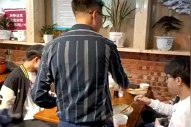 餐饮店连续两年为高考生提供免费三餐，负责人：我出身农村视频封面