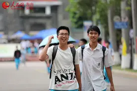2021高考语文科目结束 考生自信满满走出考场图片