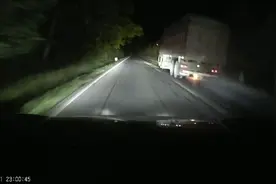救了一个家！湖南高速上大货车后轮起火，00后小伙打双闪大喊提醒，网友爆赞图片