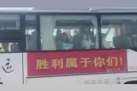 最好的祝福！老师接亲途中偶遇自己学生的高考车队图片