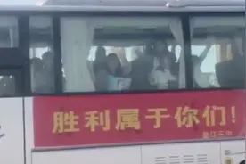 最好的祝福！老师接亲途中偶遇自己学生的高考车队图片