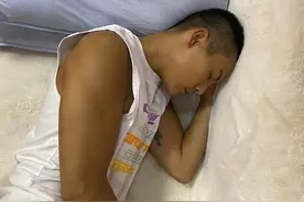 陈伟霆晒午睡照为高考生加油 肤色和沙发色差太抢眼图片