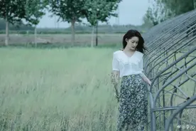 真·棚拍！李沁在蔬菜大棚拍写真 网友：拍照模板没错了图片