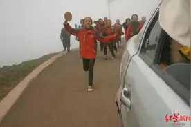 对话被学生追车送别的90后支教老师：为完成朋友遗愿来凉山支教，记忆里都是温暖图片