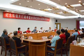 65年前的今天，东莞石龙人陈镜开打破举重世界纪录图片