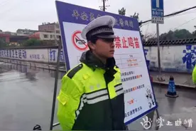高考首日 宣威交警冒雨护航14262名考生图片