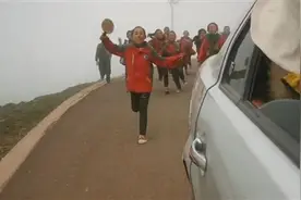 “学生们含泪追车送别”视频感动网友 支教老师讲述背后的故事图片