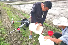 张家界男子花4万元购买无人机给农田喷洒农药，结果惊动民警图片