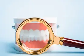 贴7天牙齿变白？专家：美白牙贴或让牙齿更易变黄视频封面