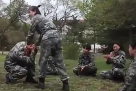 可可爱爱！侦察女兵笑起来真好看视频封面