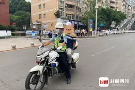 哭笑不得！四川达州一监考老师进考场前忘带监考证图片