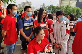 高考首日人大附中女生坐轮椅来送考：希望同学都考上清华北大图片