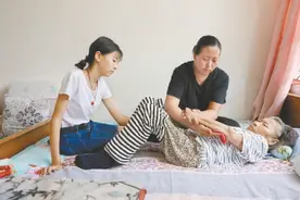 孝星“一枝梅”：弃婴与养母演绎了一场至亲至爱的人间大戏图片