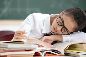 中高考考生家长速看，孩子作息要规律，充足睡眠助力高考视频封面