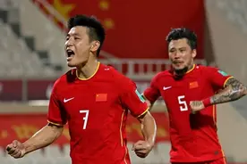 国足2:0战胜菲律宾队 基本锁定小组第二图片