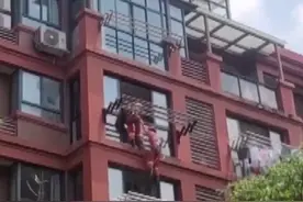 男子因家庭纠纷欲将女儿扔出窗外，消防员空降生死救援图片