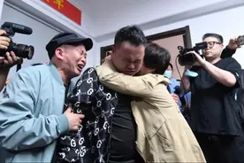 走失26年的小杰昨晚回家了！家人拉横幅迎接！场面太感人图片