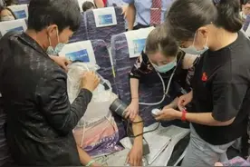 开往昆明的列车15岁男孩突发疾病，一下来了6名上海医生图片