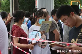 2021年高考第二场考试，烟台考生全力应考，微笑走出考场图片