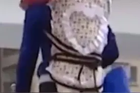 把孩子丢给保姆后消失 当事人：已将孩子接走，留下欠条称7月份付清所欠工资图片