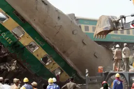 巴基斯坦火车相撞已致51死 涉事司机称曾急刹车但未奏效图片