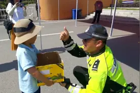 “警察叔叔你要不要水”，萌娃挨个给高考执勤点民警送水视频封面