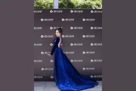 迪丽热巴穿宝蓝色天鹅绒华服 美背白腿若隐若现图片