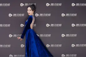 迪丽热巴穿宝蓝色天鹅绒华服 美背白腿若隐若现图片