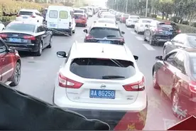 2台送考大巴车途中被堵，长沙交警一路接引图片