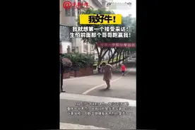 女孩考完第一个飞奔出校，网友：可爱又自信图片
