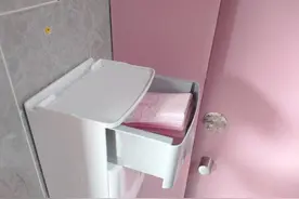 暖心！乡村小学校长在女厕所投放卫生巾：没考虑花多少钱，只要为孩子好就努力去做图片