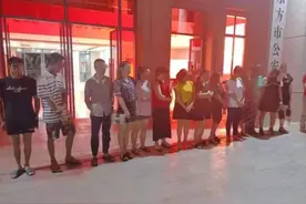 出租屋暗藏卖淫窝点，警方突击抓获14名男女图片