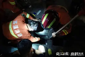 女子深夜手机掉落下水道，消防员全力打捞，锄头、捕蛇夹、抽水机都用上了图片