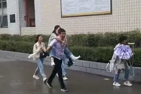 30秒｜高考前不慎扭伤 班主任背着进出考场视频封面