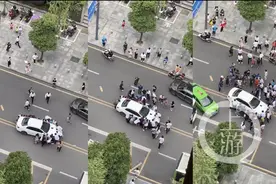 小孩被卷车底，众路人冲过来救援，一女生直接把手机甩了去抬车图片