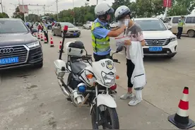 安徽双胞胎兄弟高考拿错对方准考证！两考点民警约中间点碰面互换证件图片