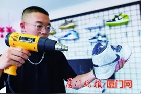 留学归来去洗鞋“95后”厦门小伙顶住压力经营洗鞋店图片