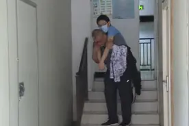 儿子腿部残疾，爸爸背着他上考场视频封面