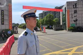 4年前我被别人守护，如今我来守护别人！湖南消防95后帅气小哥回母校执勤图片