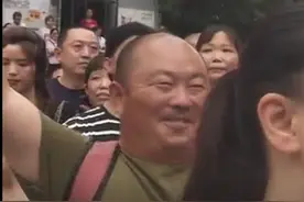 “不管考得怎样爸妈都很爱你”，考场外温暖的一幕，网友：破防了图片