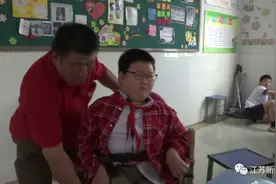 六旬爷爷寸步不离给孙女当陪读！网友泪目了……图片