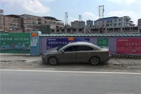 南宁一男子在村道内停车被锁，开锁要交200元！律师：于法无据图片