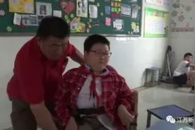 六旬爷爷寸步不离给孙女当陪读！网友泪目了……图片